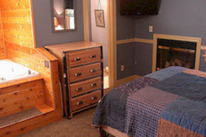 Mountaintop Lodge at Lake Naomi
