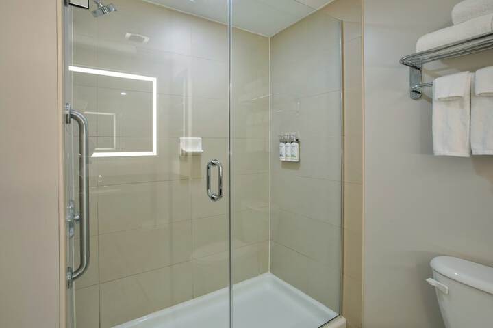 Holiday Inn Express & Suites Kingston Central by IHG