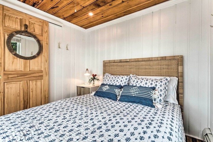 Charming Bristol Cottage w / Private Beach!
