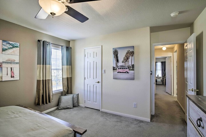 Luxe Home 30 Miles to Houston w / Pool & Grill
