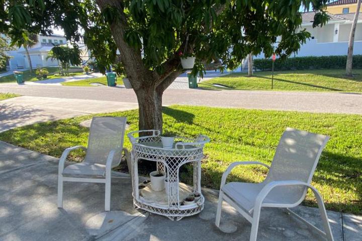 Closest 1BR to Vanderbilt Beach full kitchen with dishwasher, ALL NEW!