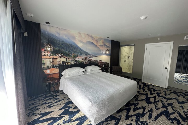 Lighthouse Inn & Suites