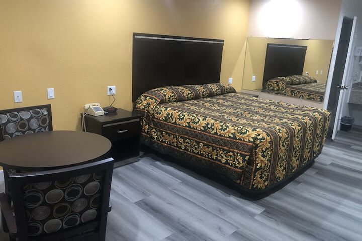 Room 8 of 34