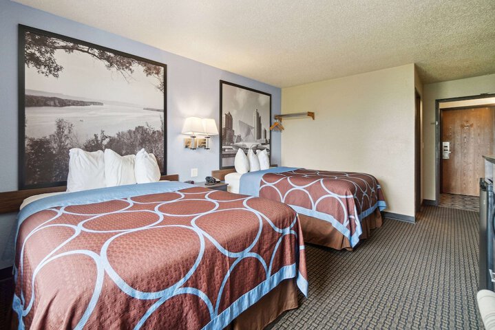 Super 8 by Wyndham Kenosha / Pleasant Prairie
