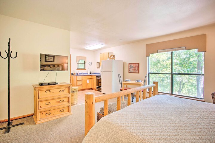 Bright Davis Escape w / Screened-in Porch!