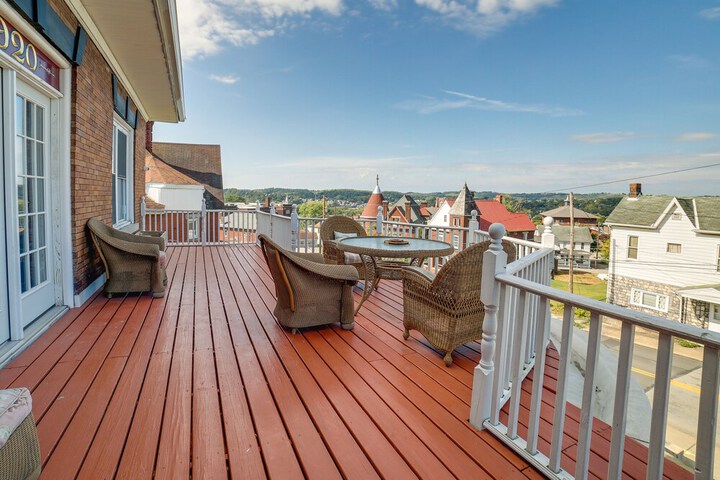 Inviting Connellsville Getaway w / Deck!
