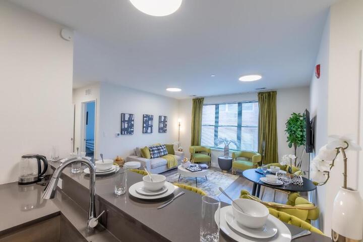 Opulence in Olive with Free Parking plus EV Plug 2 BR 2 baths Suite, 5 beds and Sleeps 8