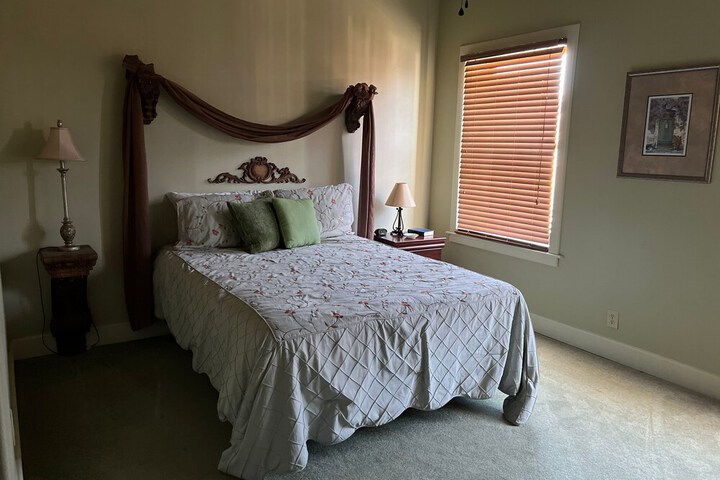 Room 6 of 10