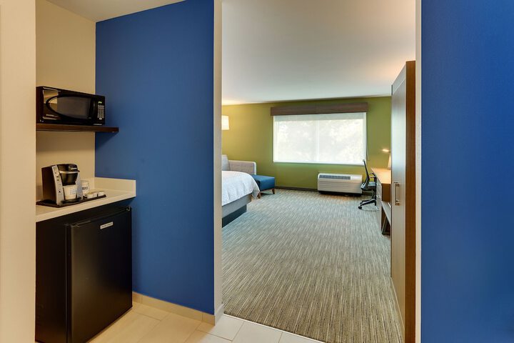 Holiday Inn Express & Suites Roanoke – Civic Center by IHG