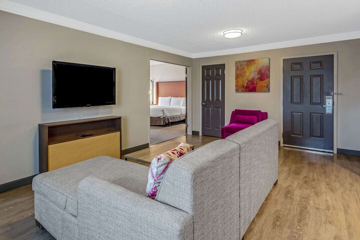 Room 14 of 32