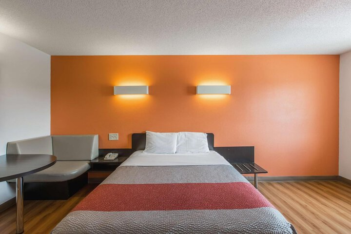 Room 9 of 40