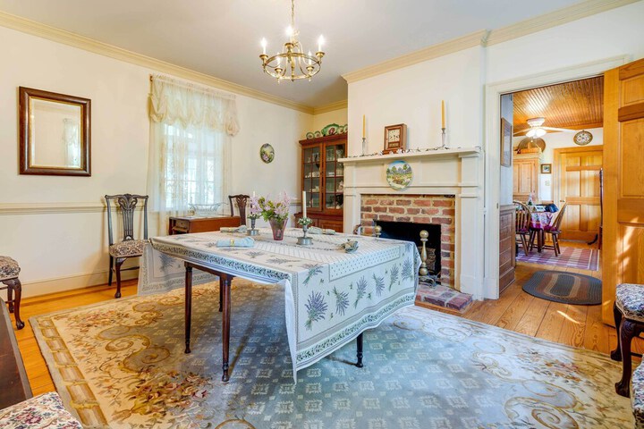 Terre Haute Manor Farmhouse w / Gardens & Deck!