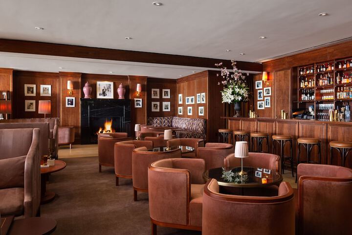 Lounge 44 of 45