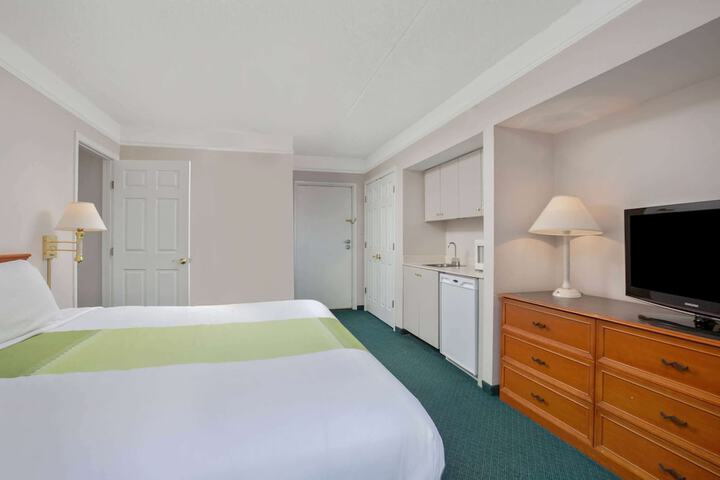 Room 8 of 28
