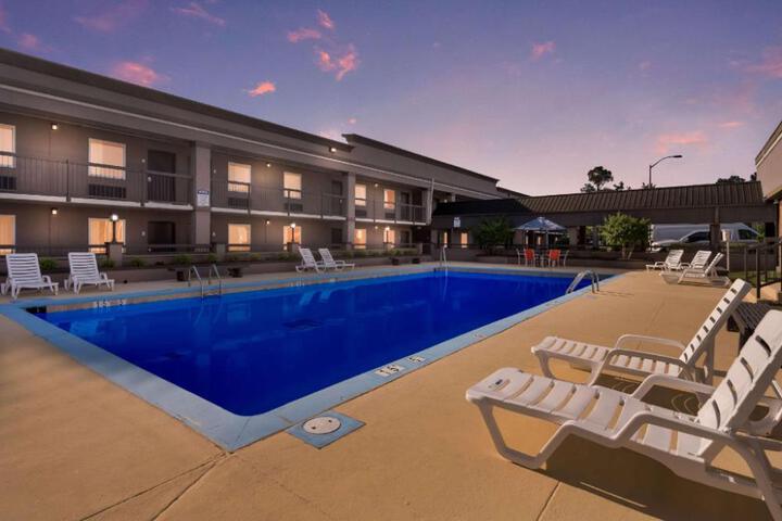 Clarion Inn & Suites Russellville I-40