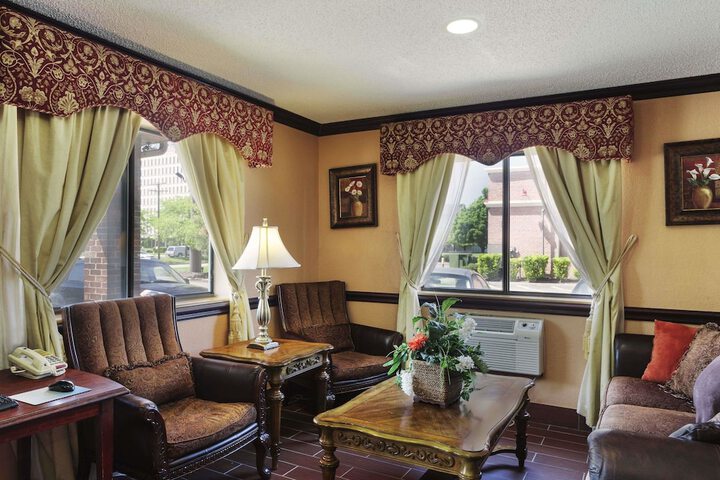 Super 8 by Wyndham Taylor / Detroit Area
