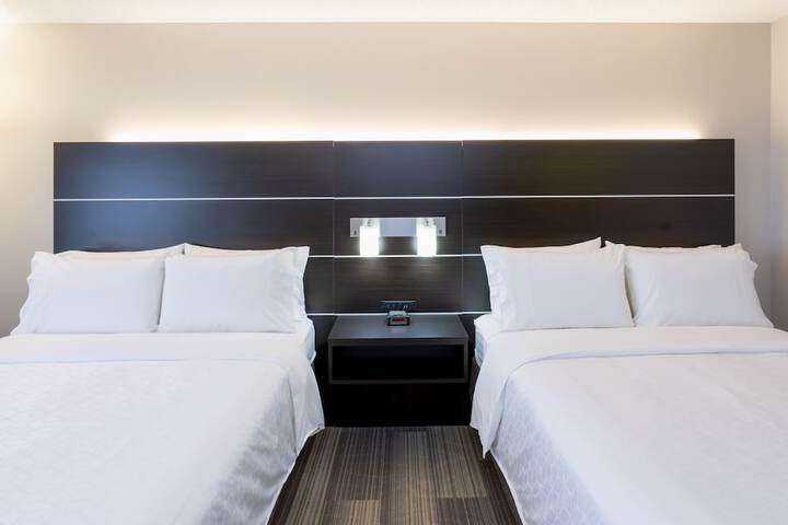 Holiday Inn Express & Suites Vadnais Heights by IHG