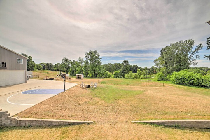 Near Boat Launch: Pet-friendly Grass Lake Getaway