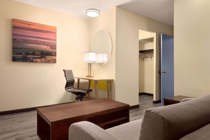 Days Inn & Suites by Wyndham Merrillville