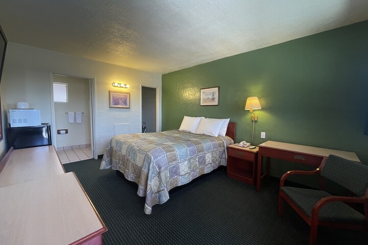 Room 6 of 10