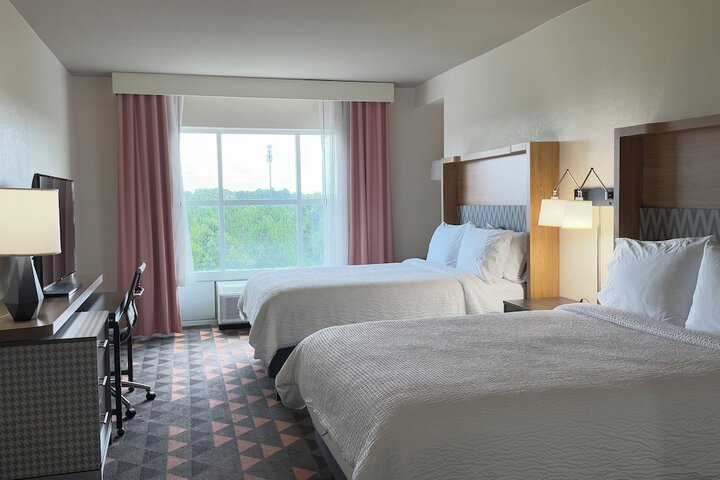 Holiday Inn & Suites Fayetteville W-Fort Bragg Area by IHG