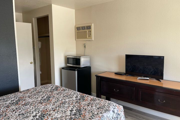 Room 8 of 12