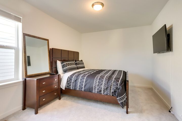 9 Mi to Airport: Commerce City Townhome w / Deck