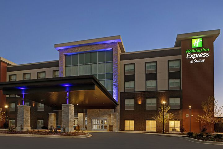 Holiday Inn Express & Suites Milwaukee - Brookfield by IHG