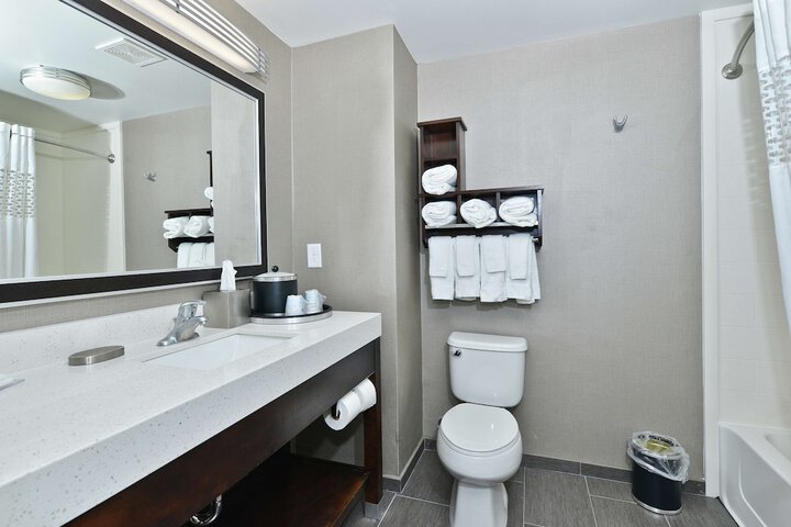 Hampton Inn & Suites Greensboro / Coliseum Area