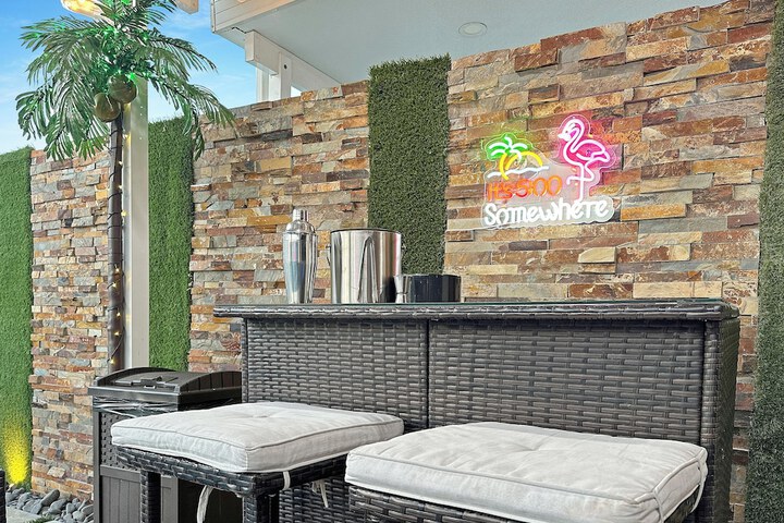 Experience Luna Sky! 65 TV Bar BBQ go FL Keys