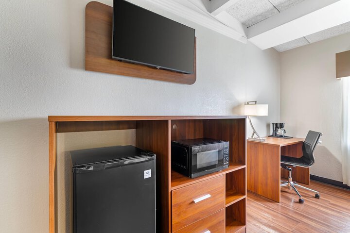Quality Inn & Suites Kansas City - Independence I-70 East
