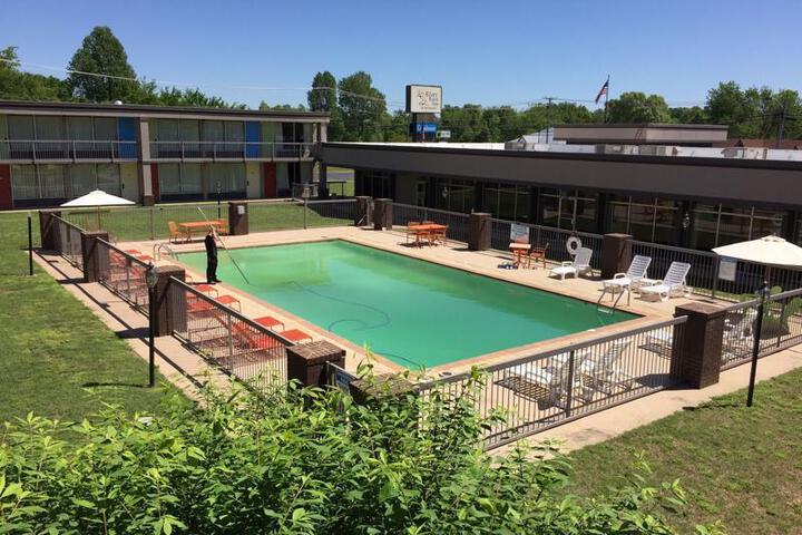 RIVER ROCK INN