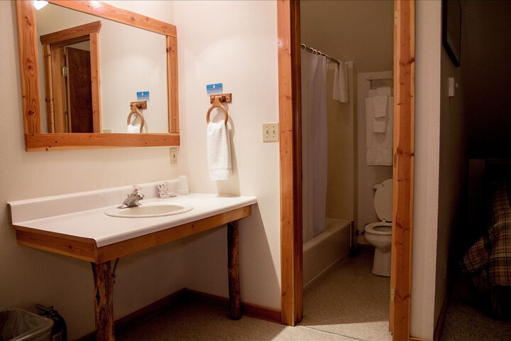 Whittakers Motel & Historic Bunkhouse