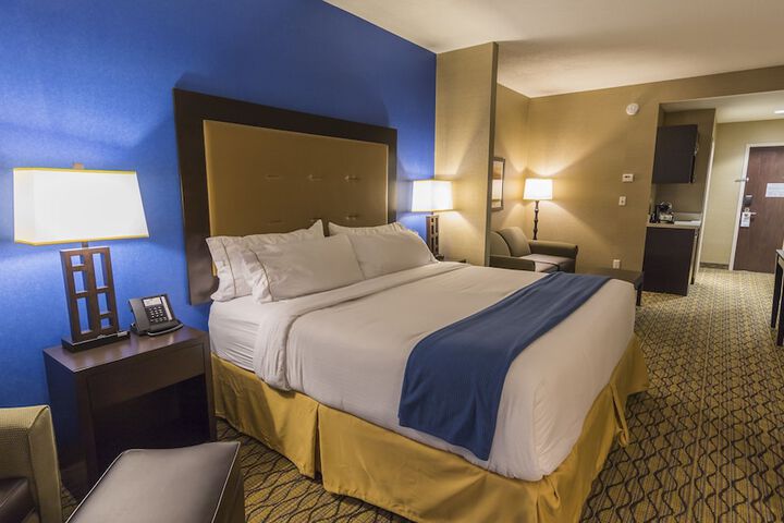 Holiday Inn Express & Suites Thunder Bay by IHG