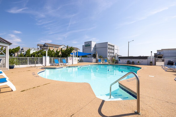 Pool 10 of 105