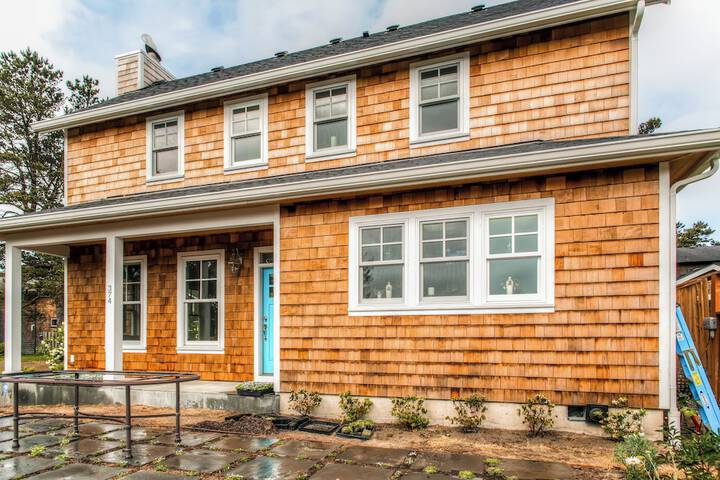 Modern Gearhart Getaway Walk to Beach & Downtown!