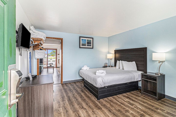 Snyders Shoreline Inn