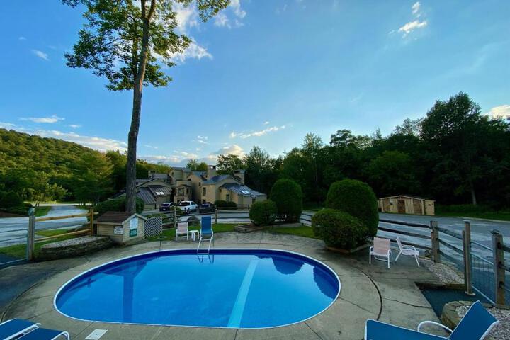 Skiers! Fox Hollow 2BR 2BA Condo Across from Pico, Minutes to Killington condo
