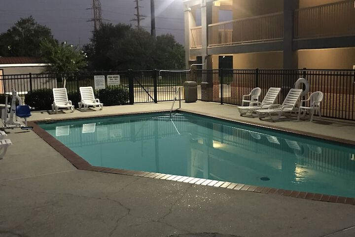 Super 8 by Wyndham Slidell