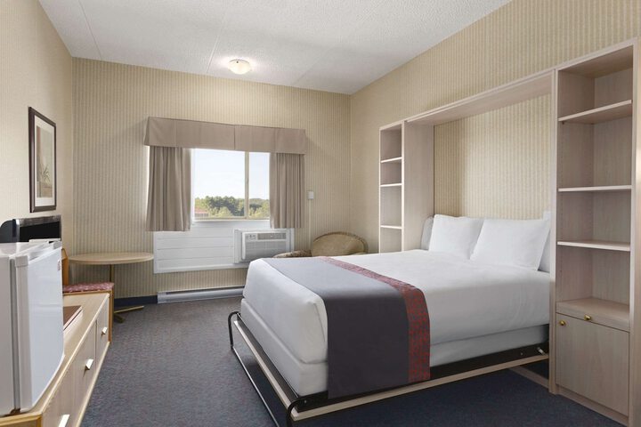 Room 16 of 28