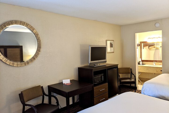Travelers Inn & Suites Forest City