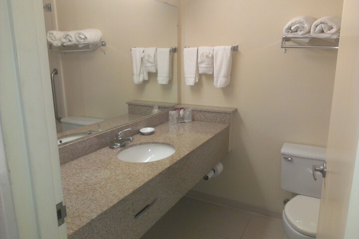 Room 8 of 16