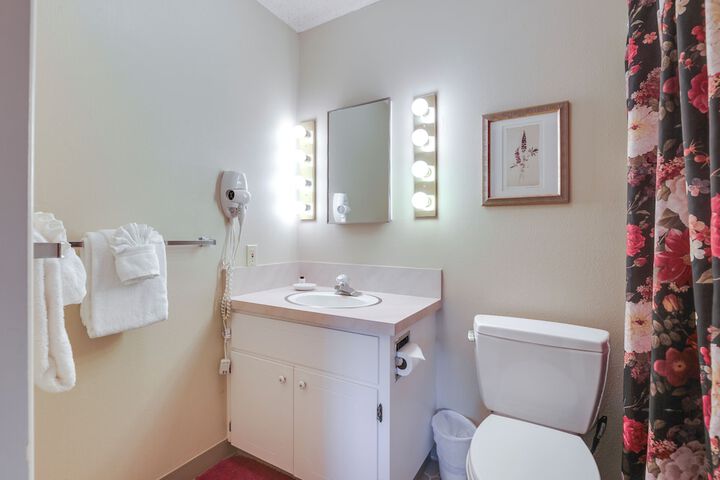 Lincoln City Condo: Pool Access Walk to Beach!