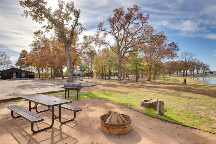 Community Pier: Cozy Kerens Cabin!
