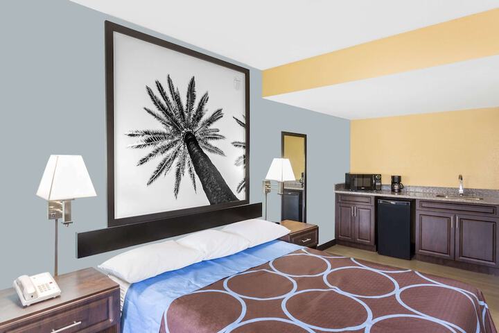 Room 16 of 28