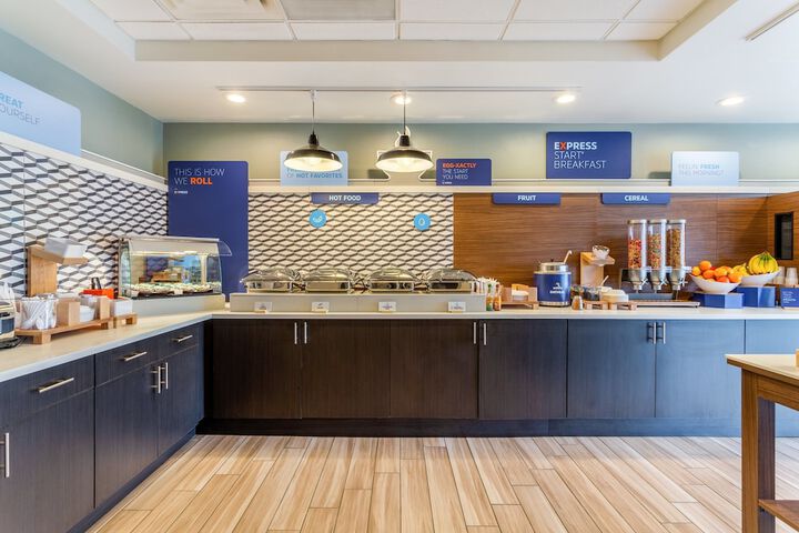 Holiday Inn Express & Suites Cedar Falls - Waterloo by IHG