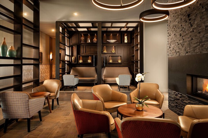 Lounge 24 of 26