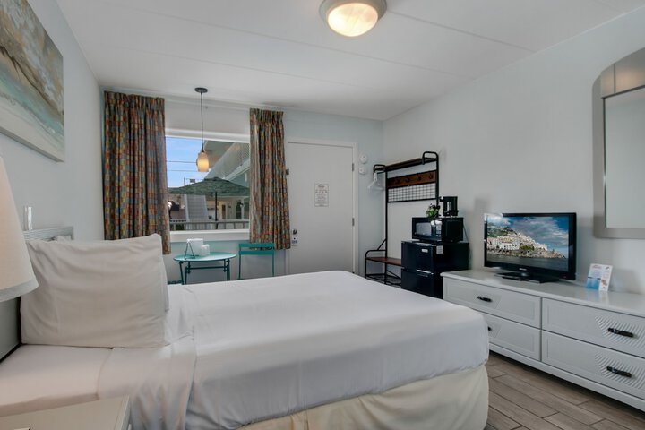 Daytona Inn & Suites