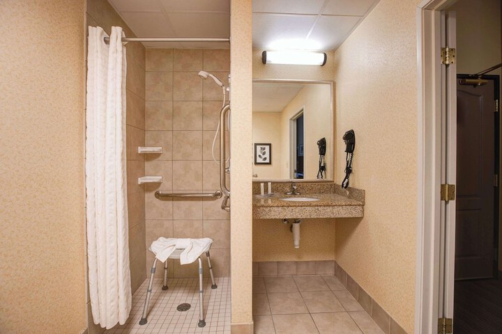 Comfort Inn & Suites St. Paul Northeast