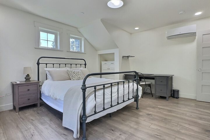 Serene 5BR Farmhouse Retreat Shoreline